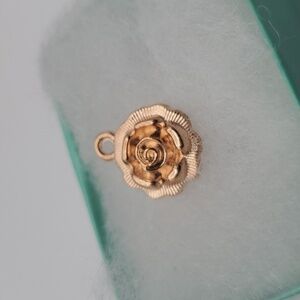 Rose charm‎